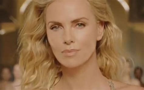 mannequin pour la pub dior|Charlize Theron toute d'or dévêtue dans la nouvelle campagne .